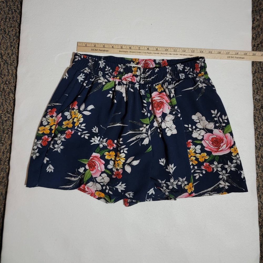 Gorgeous Bria Bella and Company Navy Floral Shorts Size Medium